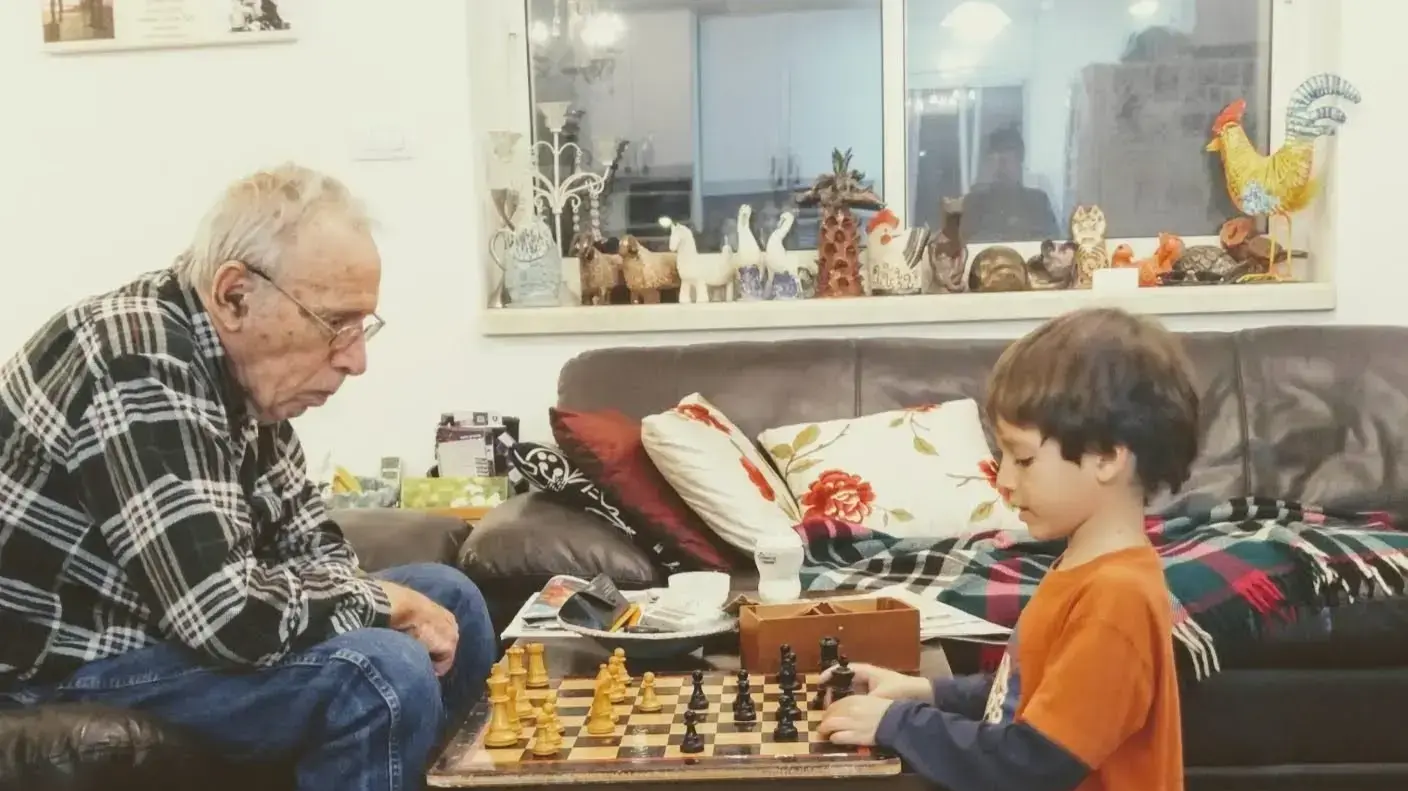 יענקל'ה ספיר משחק שחמט עם הנכד יענקל'ה ספיר משחק שחמט עם הנכד