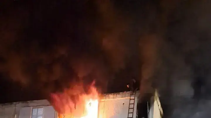 בניין שעלה באש באשדוד וממנו קפצו שני גברים שניסו להימלט על חייהם ונפצעו בינוני עד קשה
3 במאי 2023 בניין שעלה באש באשדוד וממנו קפצו שני גברים שניסו להימלט על חייהם ונפצעו בינוני עד קשה
3 במאי 2023