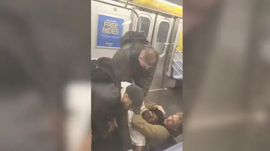 חסר בית נחנק למוות ברכבת התחתית בניו יורק, 4 במאי 2023