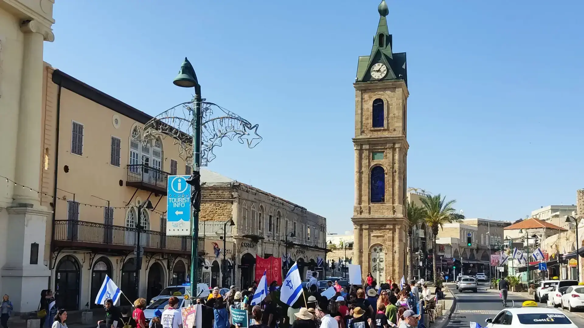 עשרות מפגינים בכיכר השעון ביפו עשרות מפגינים בכיכר השעון ביפו
