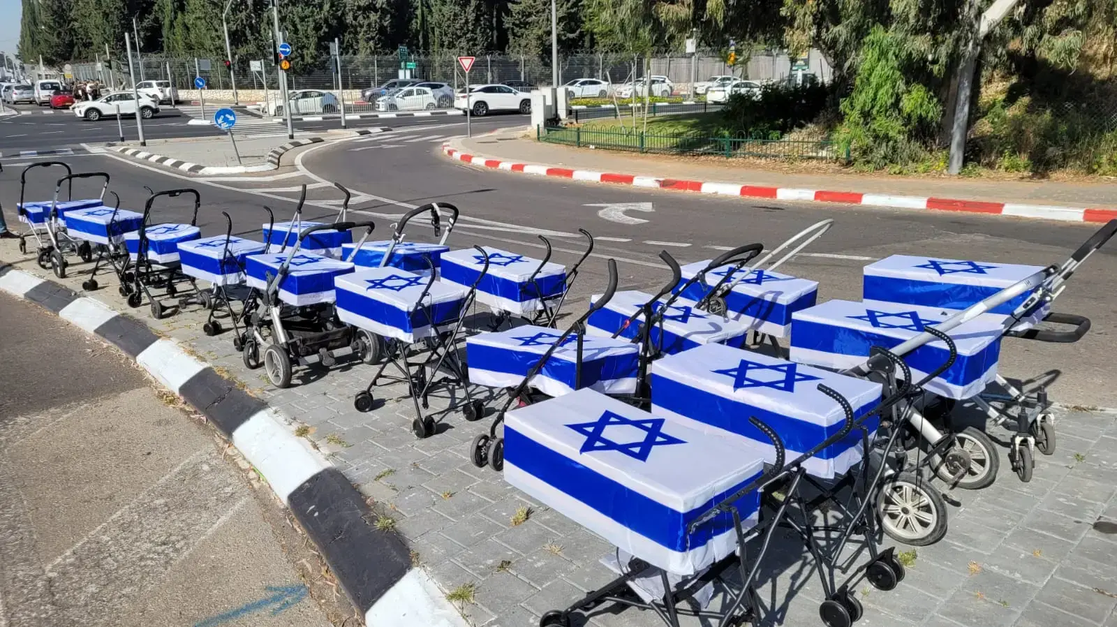 מיצב עגלות קבורה של מחאת האימהות מול לשכת הגיוס בתל השומר מיצב עגלות קבורה של מחאת האימהות מול לשכת הגיוס בתל השומר