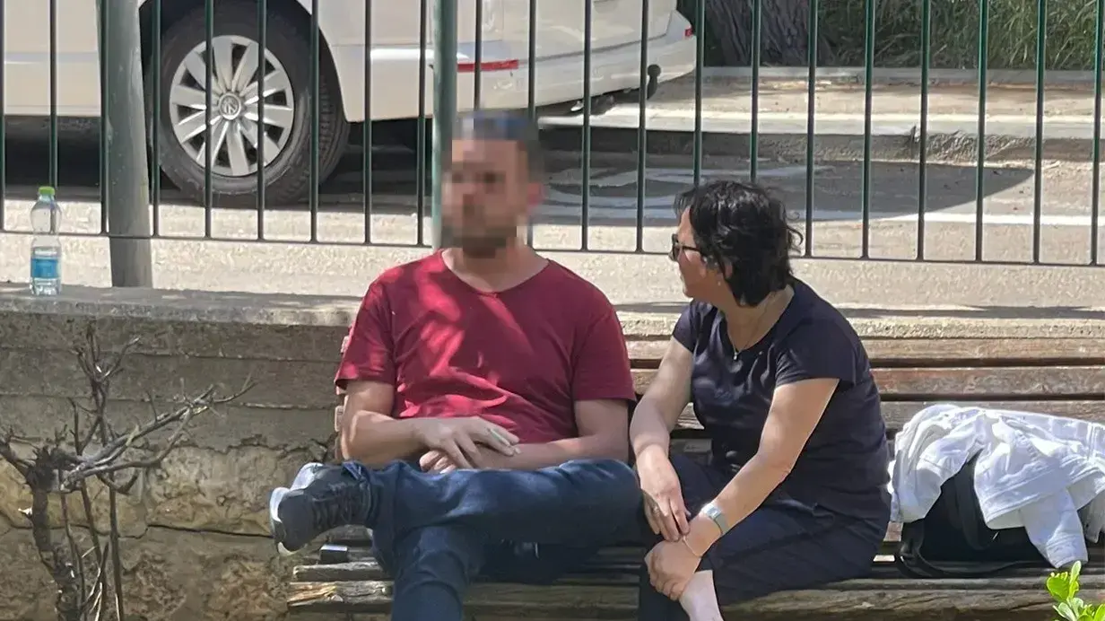 אב המשפחה בזירת מציאת גופת אשתו ובנו, חיפה, 4 במאי 2023 אב המשפחה בזירת מציאת גופת אשתו ובנו, חיפה, 4 במאי 2023
