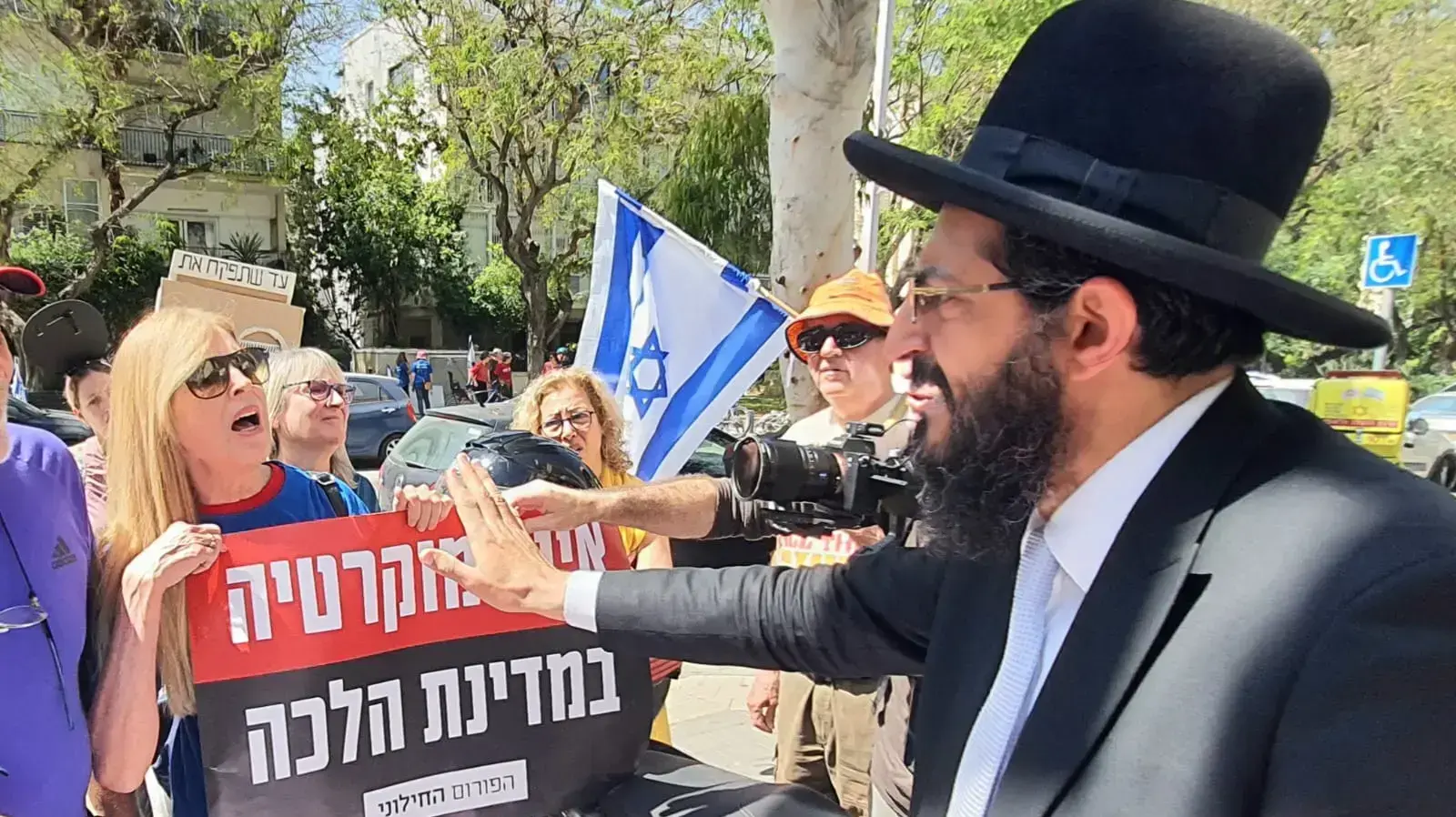 מחאה במסגרת יום השוויון, בית הדין הרבני, תל אביב, 4 במאי 2023 מחאה במסגרת יום השוויון, בית הדין הרבני, תל אביב, 4 במאי 2023