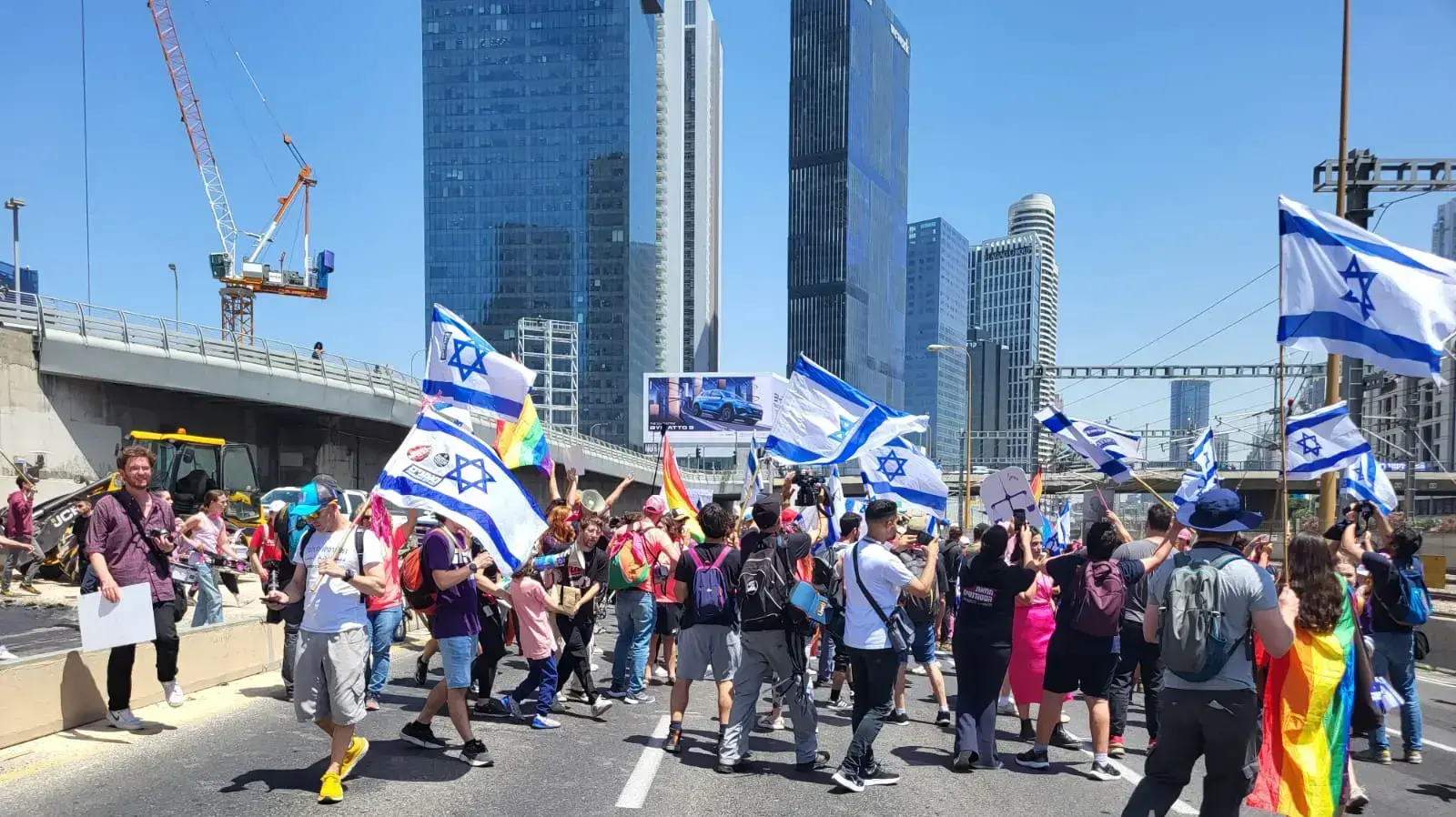 חסימת נתיבי איילון במסגרת מחאת יום השוויון, תל אביב, 4 במאי 2023 חסימת נתיבי איילון במסגרת מחאת יום השוויון, תל אביב, 4 במאי 2023