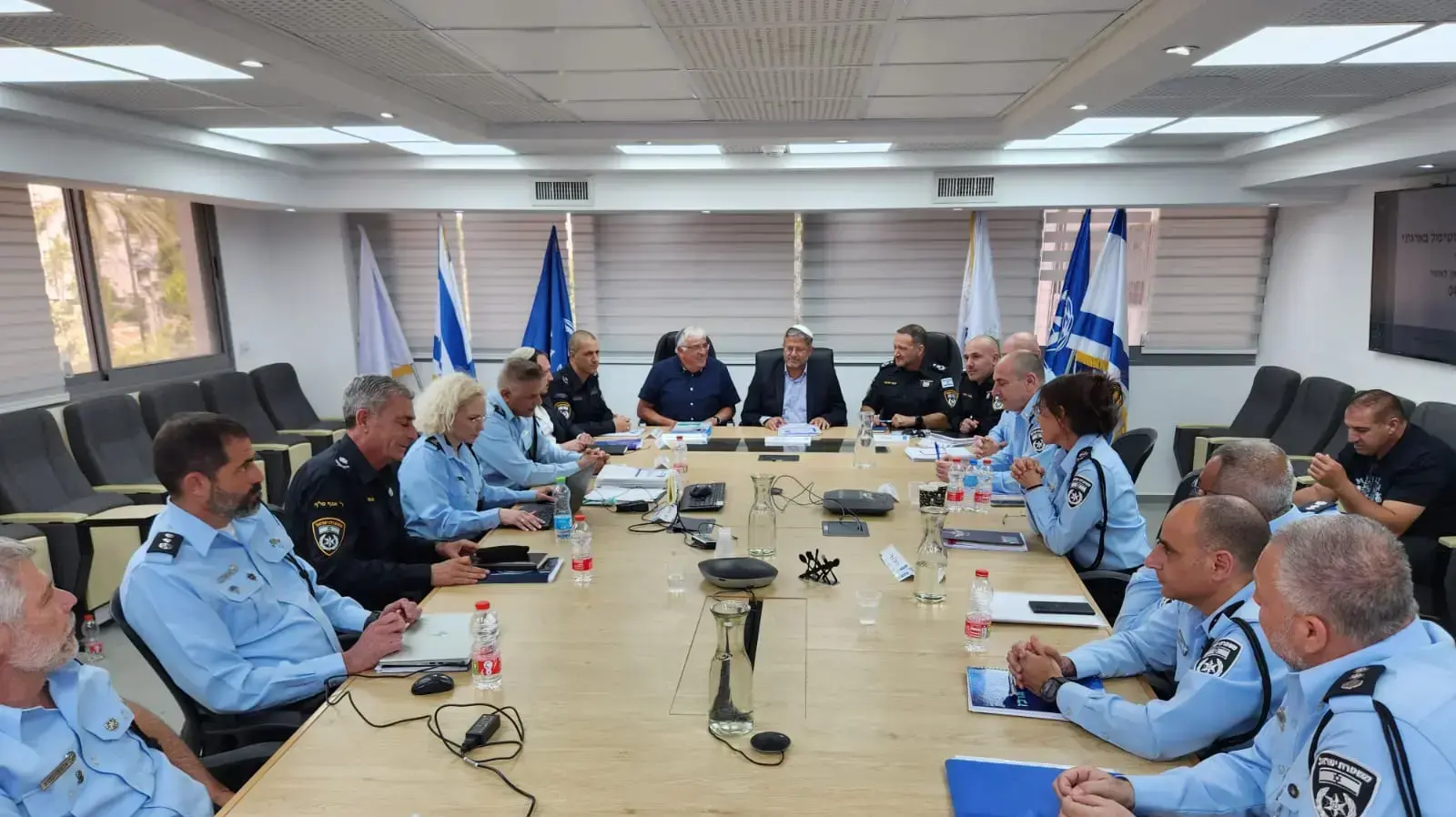 השר לביטחון לאומי איתמר בן גביר בדיון על גל מקרי הרצח בחברה הערבית בבאר שבע יחד עם מפכ"ל המשטרה, 5 באפריל 2023 השר לביטחון לאומי איתמר בן גביר בדיון על גל מקרי הרצח בחברה הערבית בבאר שבע יחד עם מפכ"ל המשטרה, 5 באפריל 2023