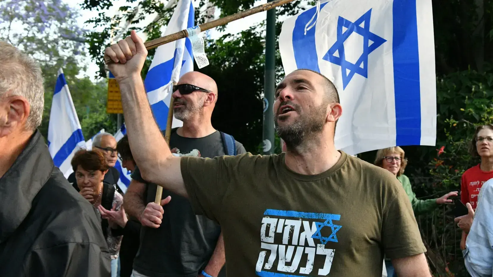 מפגינים נגד המהפכה המשפטית ליד ביתו של אהרון ברק. 4 במאי 2023 מפגינים נגד המהפכה המשפטית ליד ביתו של אהרון ברק. 4 במאי 2023