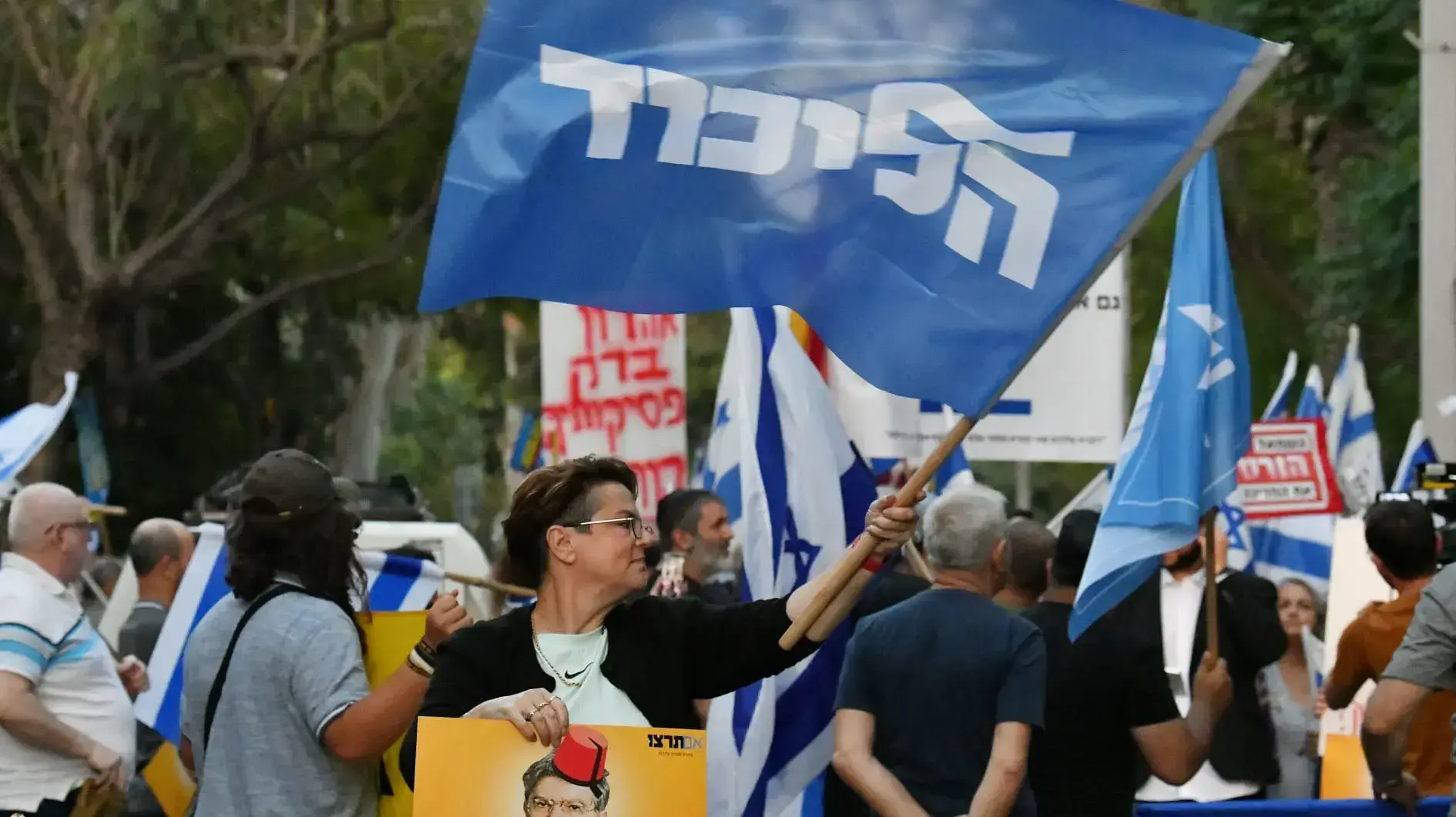 מפגינים מול ביתו של אהרן ברק, עם שלטים נגד בג״ץ ובעד המהפכה המשפטית.4 במאי 2023 מפגינים מול ביתו של אהרן ברק, עם שלטים נגד בג״ץ ובעד המהפכה המשפטית.4 במאי 2023