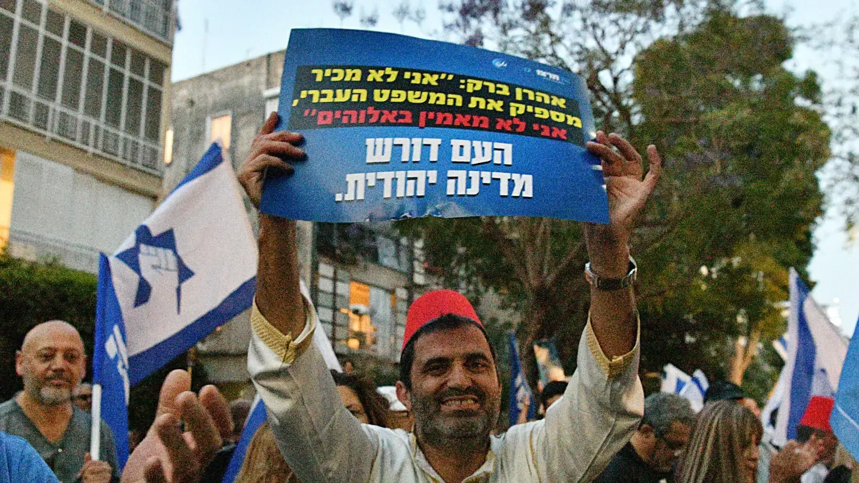 מפגינים מול ביתו של אהרן ברק, עם שלטים נגד בג״ץ ובעד המהפכה המשפטית.4 במאי 2023 מפגינים מול ביתו של אהרן ברק, עם שלטים נגד בג״ץ ובעד המהפכה המשפטית.4 במאי 2023