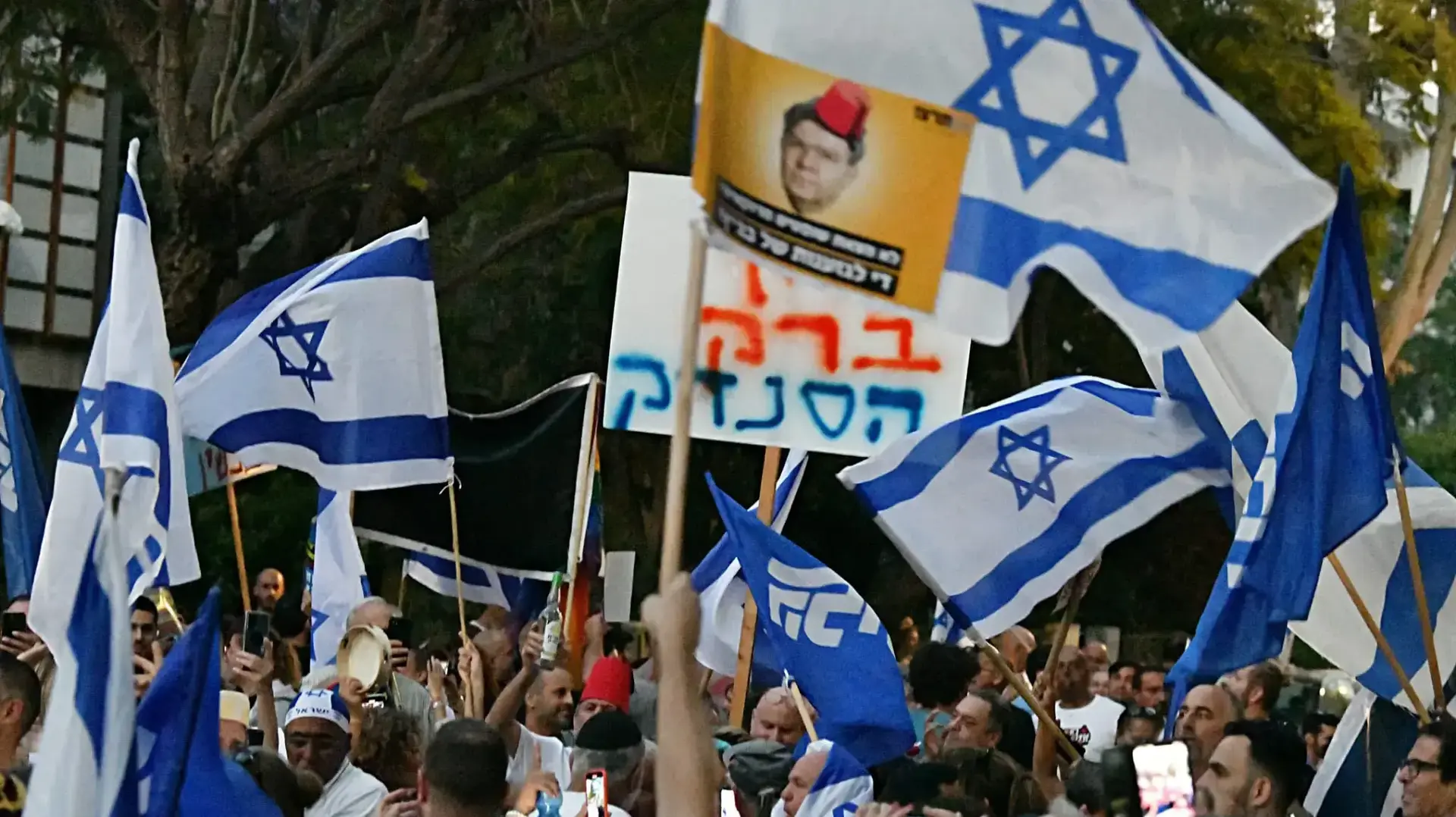 מפגינים מול ביתו של אהרן ברק, עם שלטים נגד בג״ץ ובעד המהפכה המשפטית.4 במאי 2023 מפגינים מול ביתו של אהרן ברק, עם שלטים נגד בג״ץ ובעד המהפכה המשפטית.4 במאי 2023