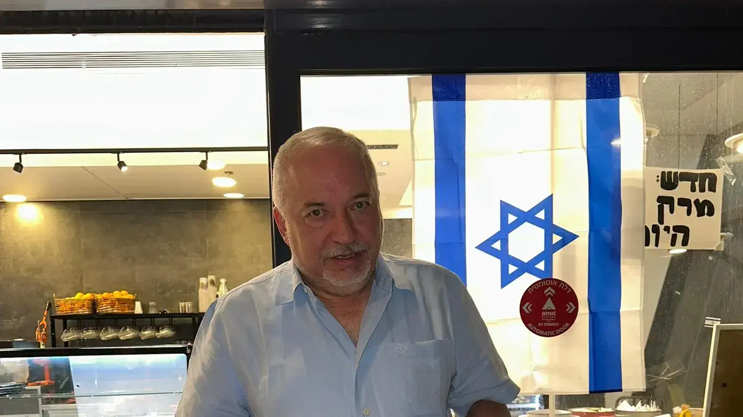 אביגדור ליברמן קונה לחם במאפיית אנג'ל אביגדור ליברמן קונה לחם במאפיית אנג'ל