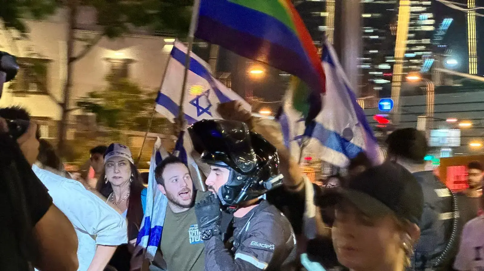 מפגינים עם שלטים נגד בג״ץ ובעד המהפכה המשפטית.מפגינים חסמו את צומת עזריאלי, אחד נעצר. 4 במאי 2023 מפגינים עם שלטים נגד בג״ץ ובעד המהפכה המשפטית.מפגינים חסמו את צומת עזריאלי, אחד נעצר. 4 במאי 2023