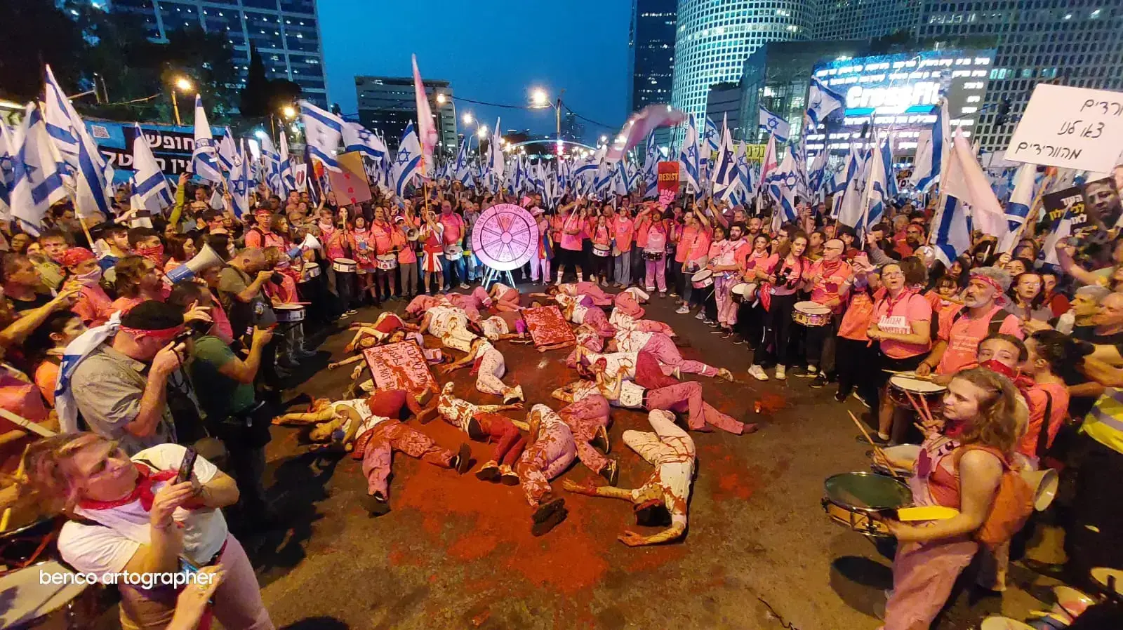 החזית הוורודה במיצג נגד רצח נשים, הפגנה נגד המהפכה המשפטית, קפלן, תל אביב. 6 במאי 2023