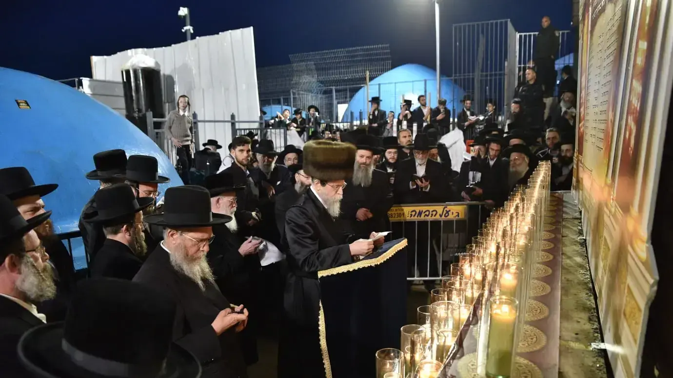 האדמו״ר מבויאן בהדלקת נרות לזכר 45 שנהרגו בהילולת הרשב"י בהר מירון 08 במאי 2023 האדמו״ר מבויאן בהדלקת נרות לזכר 45 שנהרגו בהילולת הרשב"י בהר מירון 08 במאי 2023