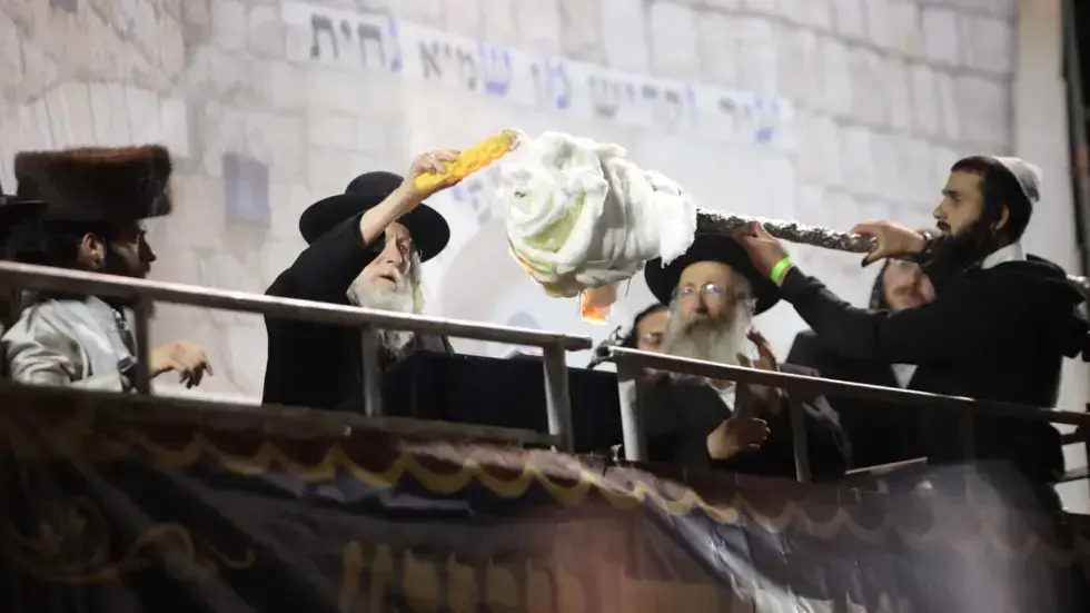 הרב אליעזר ברלנד מדליק מדורה בהילולה,מירון, 9 במאי 2023