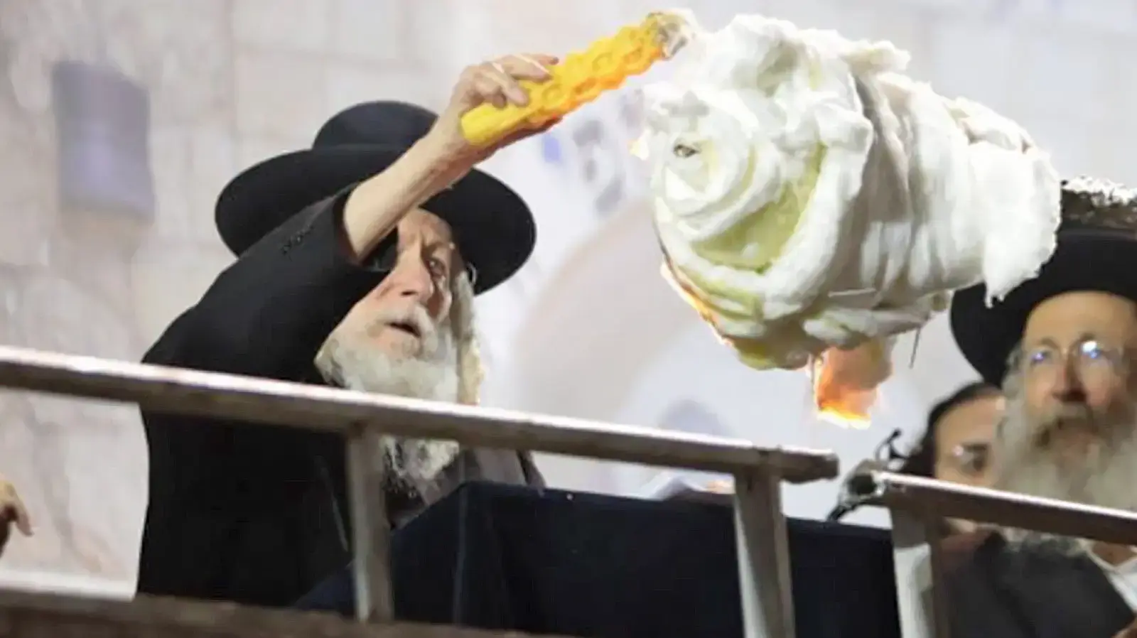 הרב אליעזר ברלנד מדליק מדורה בהילולה,מירון, 9 במאי 2023