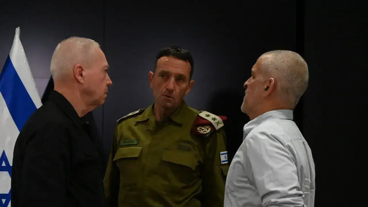 שר הביטחון יואב גלנט, ראש השב"כ רונן בר והרמטכ"ל רא"ל הרצי הלוי הצהרה לתקשורת. 9 במאי 2023 שר הביטחון יואב גלנט, ראש השב"כ רונן בר והרמטכ"ל רא"ל הרצי הלוי הצהרה לתקשורת. 9 במאי 2023