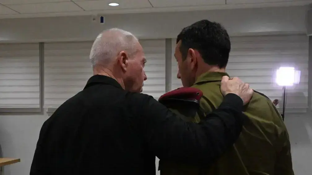 שר הביטחון יואב גלנט והרמטכ"ל רא"ל הרצי הלוי הצהרה לתקשורת. 9 במאי 2023 שר הביטחון יואב גלנט והרמטכ"ל רא"ל הרצי הלוי הצהרה לתקשורת. 9 במאי 2023