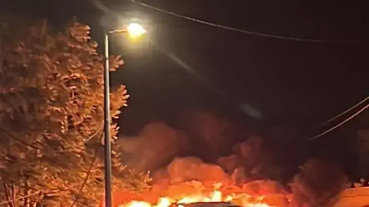 אוטובוס הוצת בשכונת עיסאוויה שבירושלים, ככל הנראה לאחר שנזרק עליו בקבוק תבערה אוטובוס הוצת בשכונת עיסאוויה שבירושלים, ככל הנראה לאחר שנזרק עליו בקבוק תבערה
