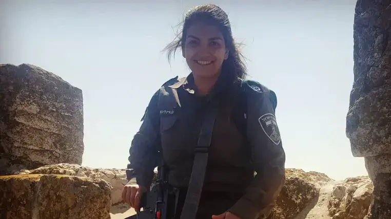 ספיר לבנת גרין, התחזתה למחבלת מתאבדת ונורתה למוות במעבר יתיר עם חברתה תקווה סבאן ספיר לבנת גרין, התחזתה למחבלת מתאבדת ונורתה למוות במעבר יתיר עם חברתה תקווה סבאן