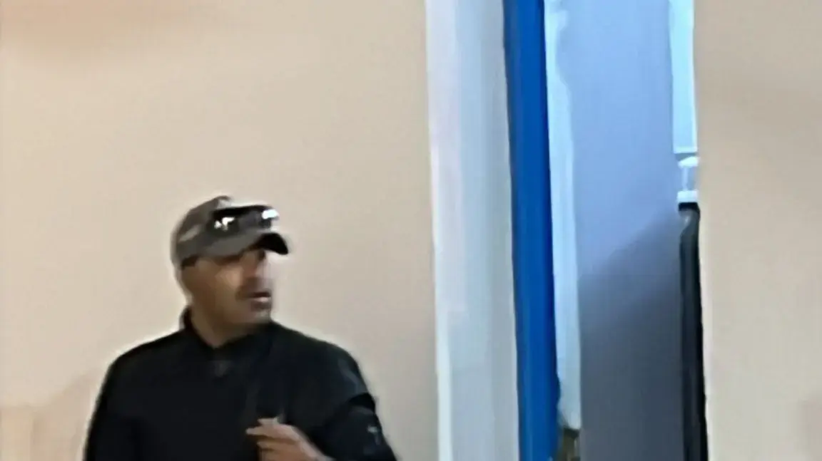 מאבטח מקומי בבית כנסת לאחר פיגוע בל"ג עומר, ג'רבה, תוניסיה, 10 במאי 2023 מאבטח מקומי בבית כנסת לאחר פיגוע בל"ג עומר, ג'רבה, תוניסיה, 10 במאי 2023