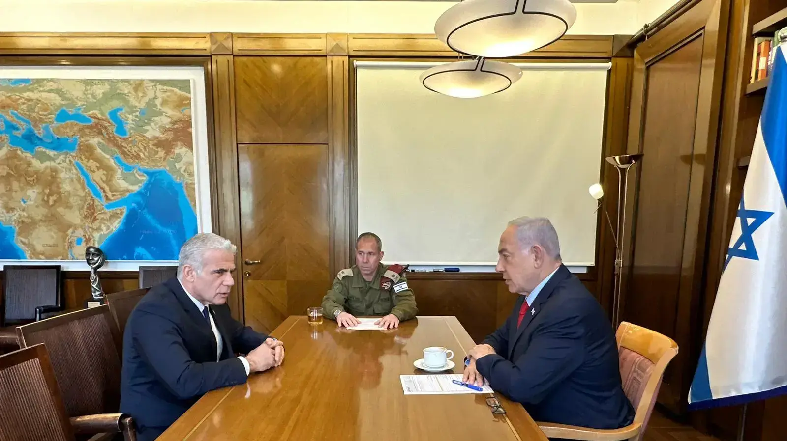 ראש הממשלה בנימין נתניהו נפגש עם ראש האופוזיציה יאיר לפיד בנוכחות המזכיר הצבאי, האלוף אבי גיל, 10 במאי 2023 ראש הממשלה בנימין נתניהו נפגש עם ראש האופוזיציה יאיר לפיד בנוכחות המזכיר הצבאי, האלוף אבי גיל, 10 במאי 2023