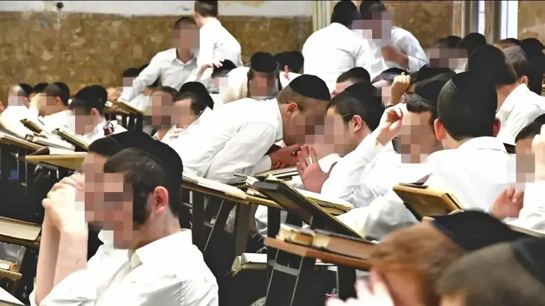 חרדים בישיבה מטושטש פנים חרדים בישיבה מטושטש פנים