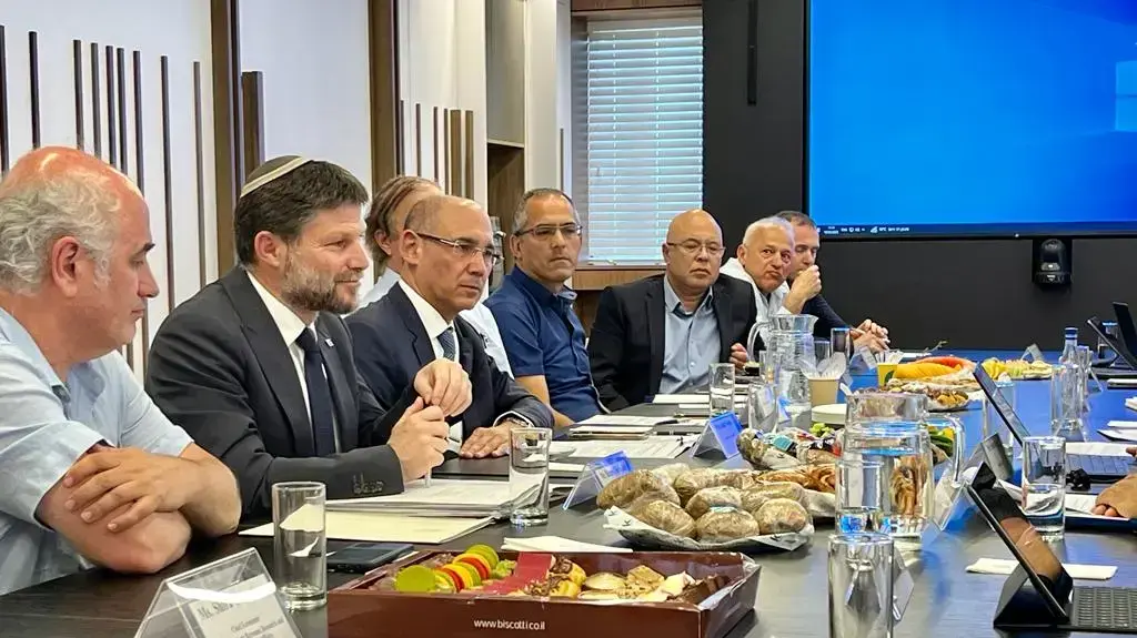 שר האוצר ונגיד בנק ישראל עם משלחת קרן המטבע הבינ"ל שר האוצר ונגיד בנק ישראל עם משלחת קרן המטבע הבינ"ל