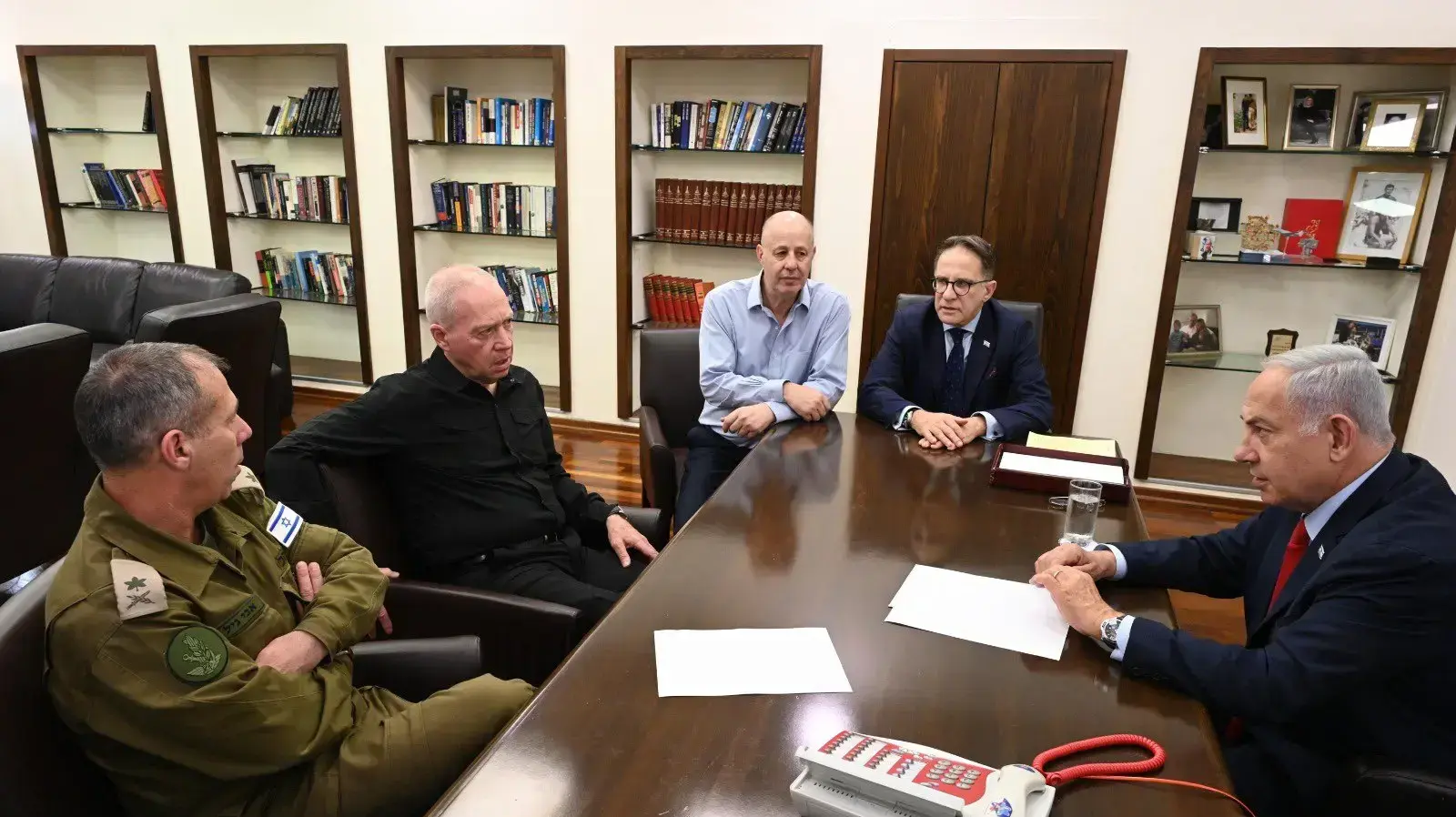 הערכת מצב ביטחונית בקריה בהשתתפות ראש הממשלה בנימין נתניהו ושר הביטחון יואב גלנט. 10 במאי 2023 הערכת מצב ביטחונית בקריה בהשתתפות ראש הממשלה בנימין נתניהו ושר הביטחון יואב גלנט. 10 במאי 2023