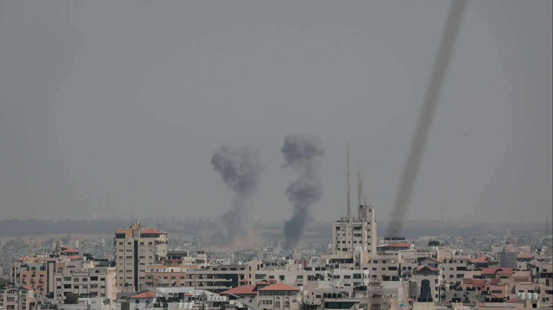 עשן עולה מעל בניינים לאחר תקיפות אוויריות של חיל האוויר הישראלי, עזה. ב-10 במאי 2023. צילום עשן עולה מעל בניינים לאחר תקיפות אוויריות של חיל האוויר הישראלי, עזה. ב-10 במאי 2023. צילום