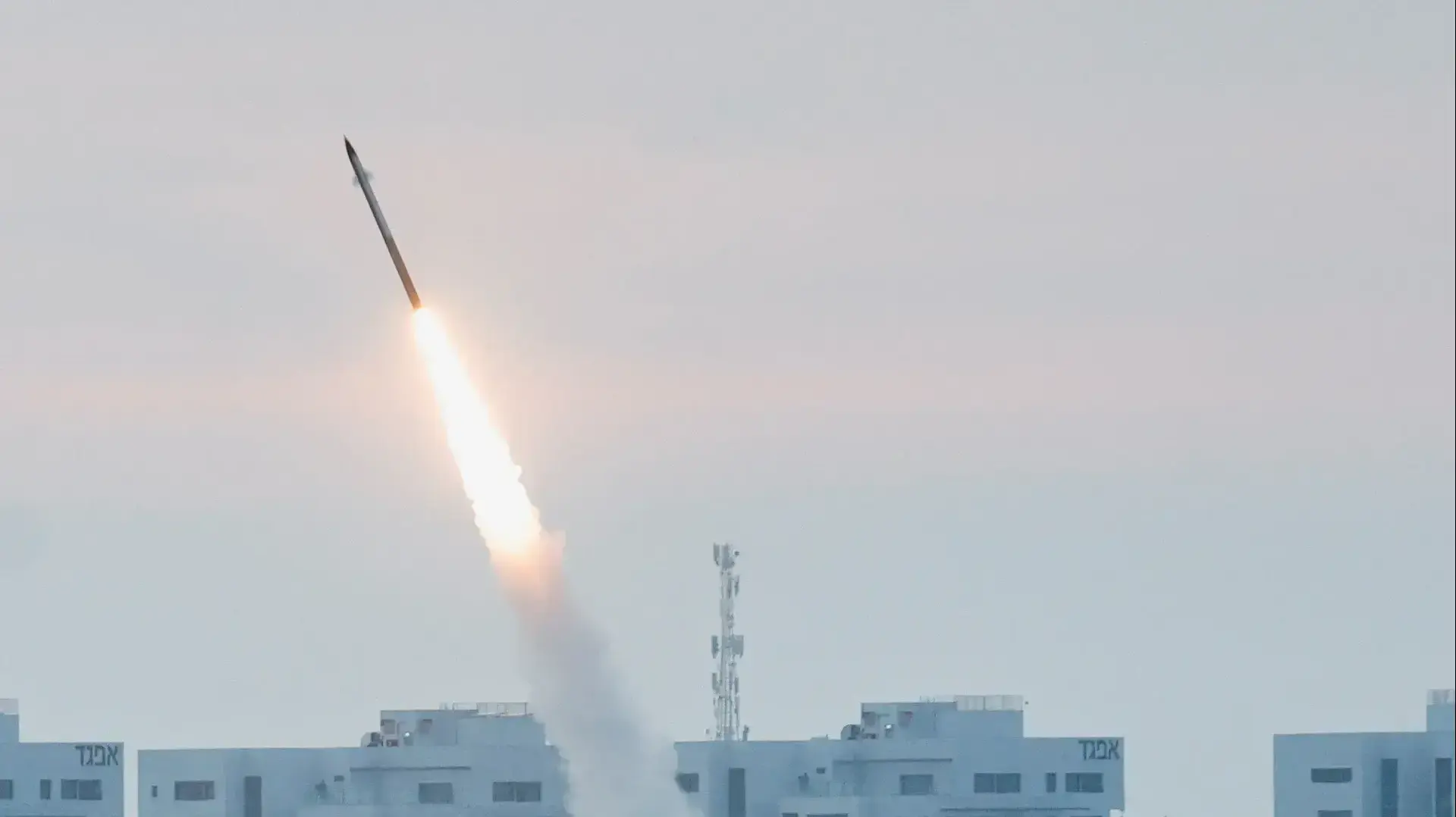 יירוטי כיפת ברזל במהלך חץ ומגן, אשקלון. 10 במאי 2023 יירוטי כיפת ברזל במהלך חץ ומגן, אשקלון. 10 במאי 2023
