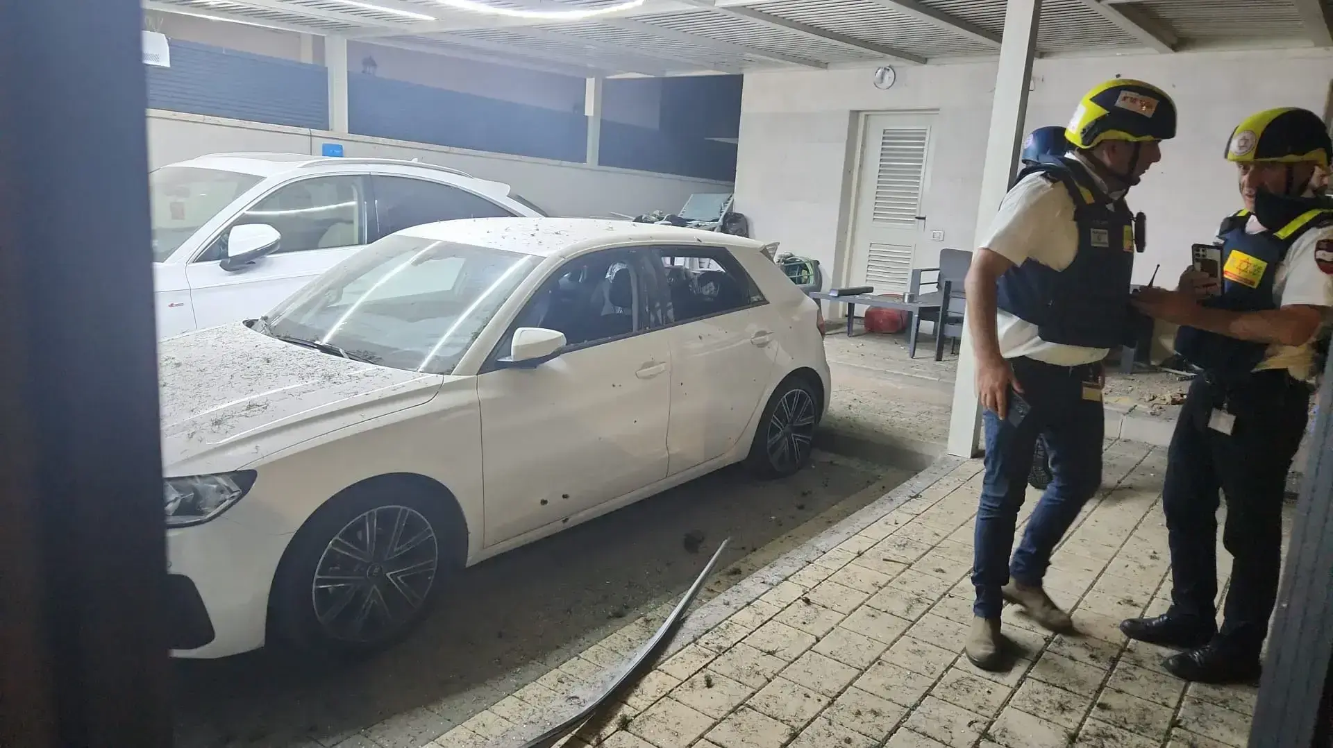 רקטה פגעה בגינה בבית בשדרות. מבצע חץ ומגן. 10 במאי 2023 רקטה פגעה בגינה בבית בשדרות. מבצע חץ ומגן. 10 במאי 2023