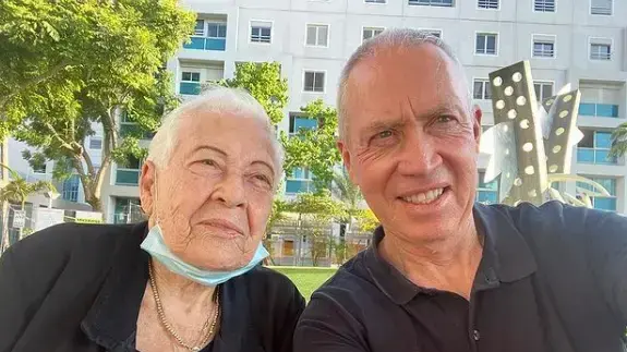 שר הביטחון יואב גלנט ואמו פרומה, 3 באוגוסט 2022 שר הביטחון יואב גלנט ואמו פרומה, 3 באוגוסט 2022
