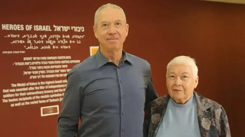 שר הביטחון יואב גלנט ואמו פרומה, 26 בינואר 2018 שר הביטחון יואב גלנט ואמו פרומה, 26 בינואר 2018