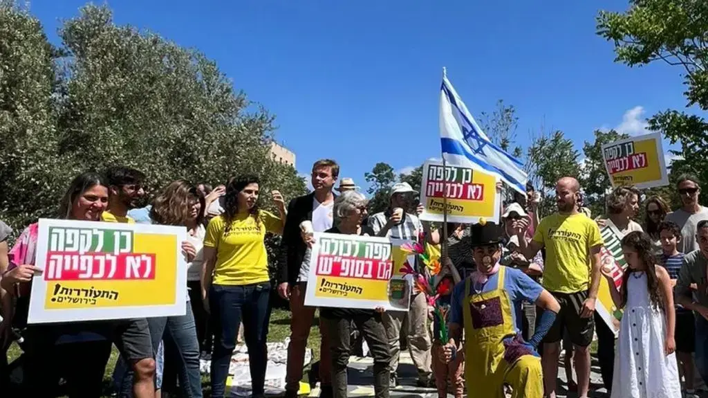 מחאה של תנועת "התעוררות" נגד סגירת בית הקפה בכן השושנים ביום שבת