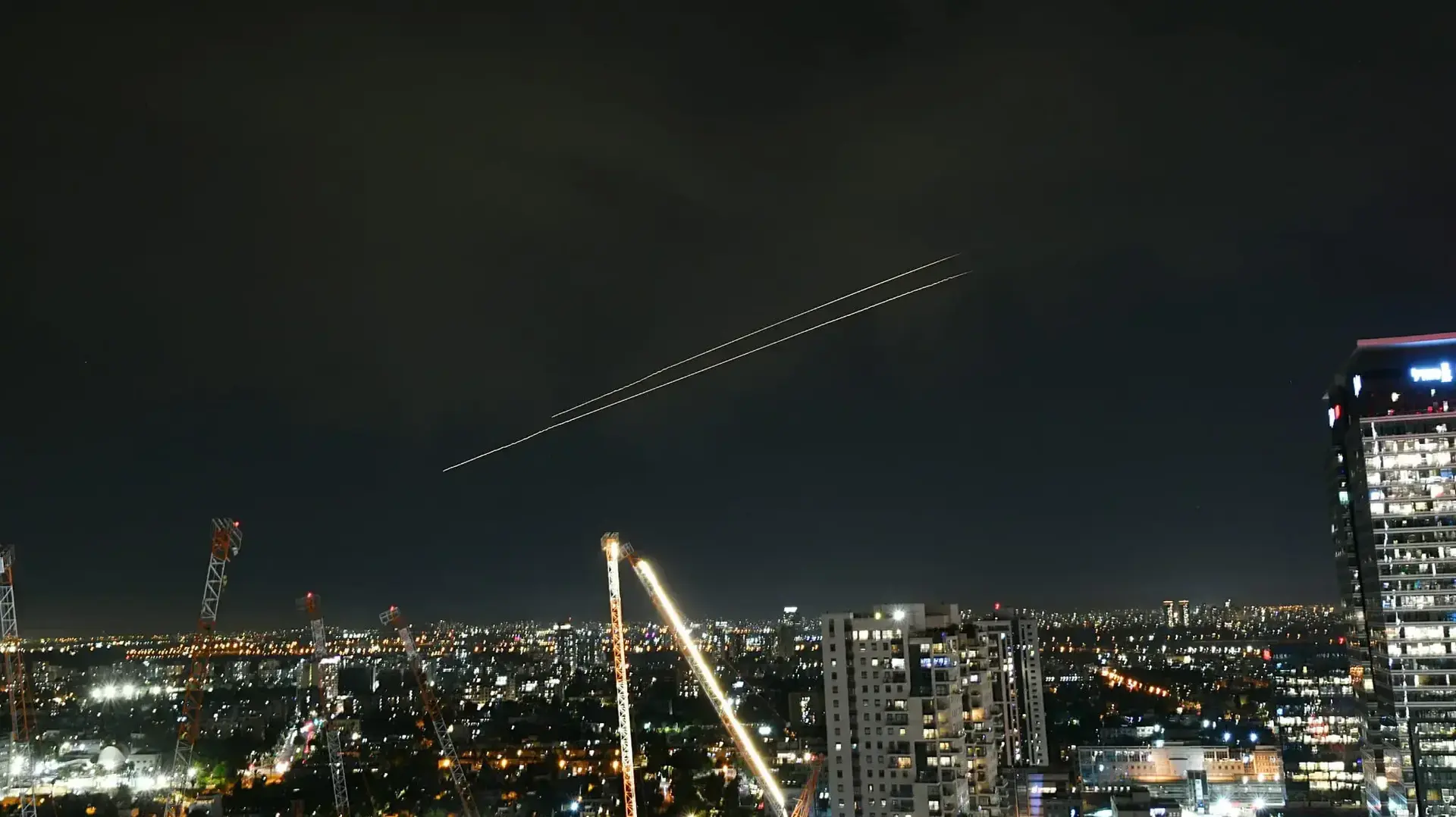 תיעוד ירי רקטות לכיוון מרכז הארץ מגג בתל אביב, 11 במאי 2023 תיעוד ירי רקטות לכיוון מרכז הארץ מגג בתל אביב, 11 במאי 2023