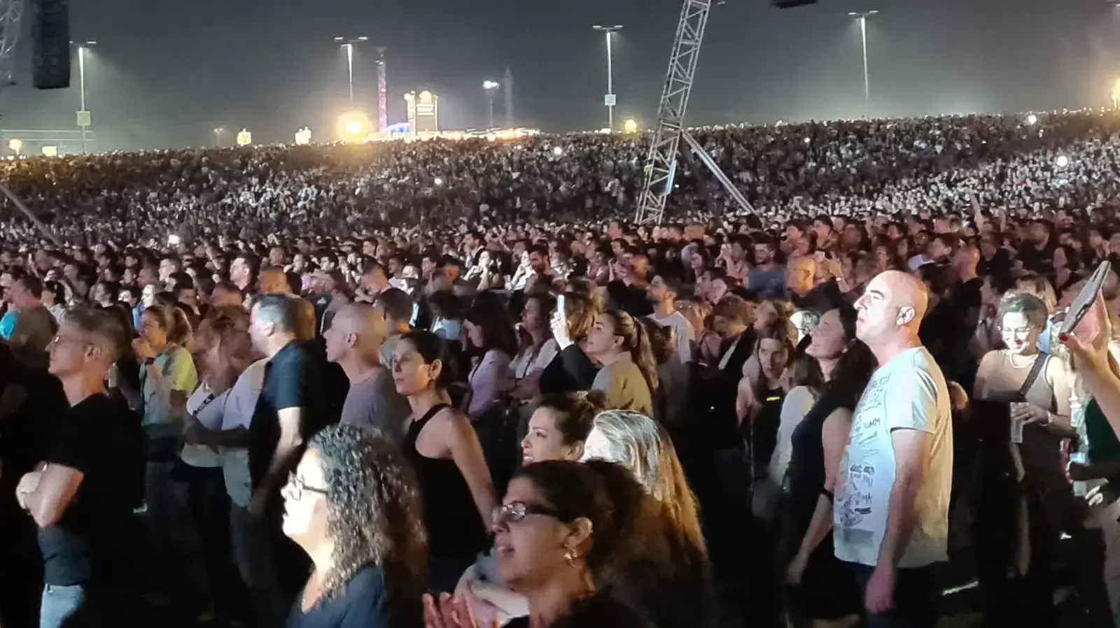 הקהל בהופעת נשף רוק 11 של אביב גפן בפארק הירקון, 11 במאי 2023 הקהל בהופעת נשף רוק 11 של אביב גפן בפארק הירקון, 11 במאי 2023