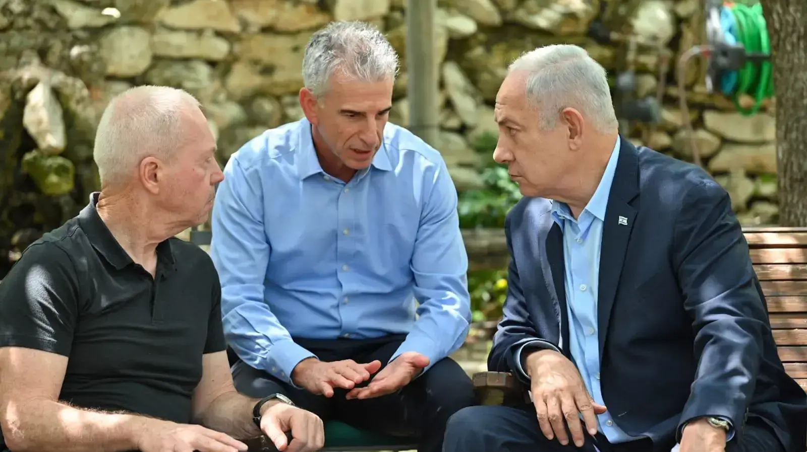 ראש הממשלה בנימין נתניהו, שר הביטחון יואב גלנט, וראש המוסד דוד ברנע, 12 במאי 2023 ראש הממשלה בנימין נתניהו, שר הביטחון יואב גלנט, וראש המוסד דוד ברנע, 12 במאי 2023