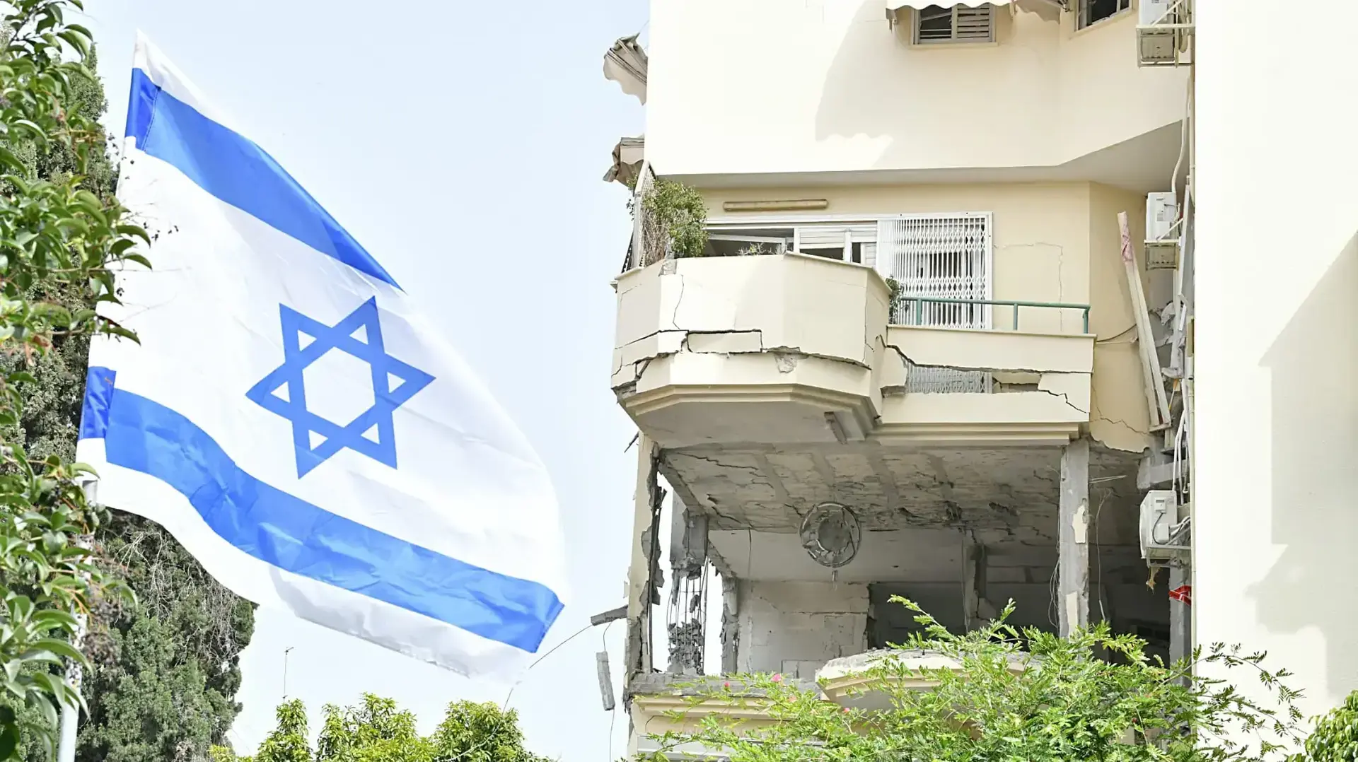 זירת נפילת הרקטה ברחובות. 12 במאי 2023 זירת נפילת הרקטה ברחובות. 12 במאי 2023