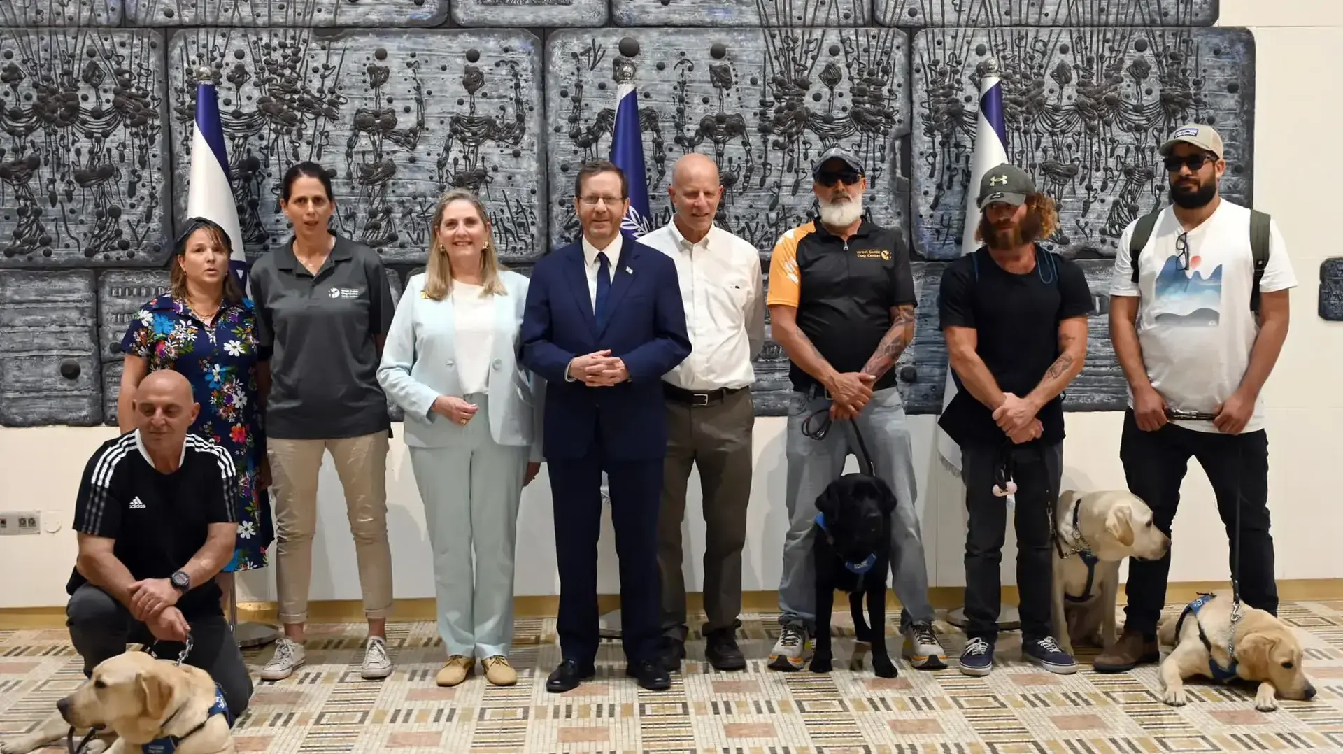 יצחק הרצוג ורעייתו במפגש עם לוחמים פוסט טראומתיים. 12 במאי 2023 יצחק הרצוג ורעייתו במפגש עם לוחמים פוסט טראומתיים. 12 במאי 2023