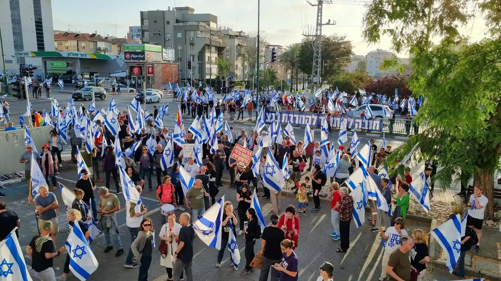 מפגינים נגד המהפכה המשפטית בנס ציונה, 13 במאי 2023 מפגינים נגד המהפכה המשפטית בנס ציונה, 13 במאי 2023