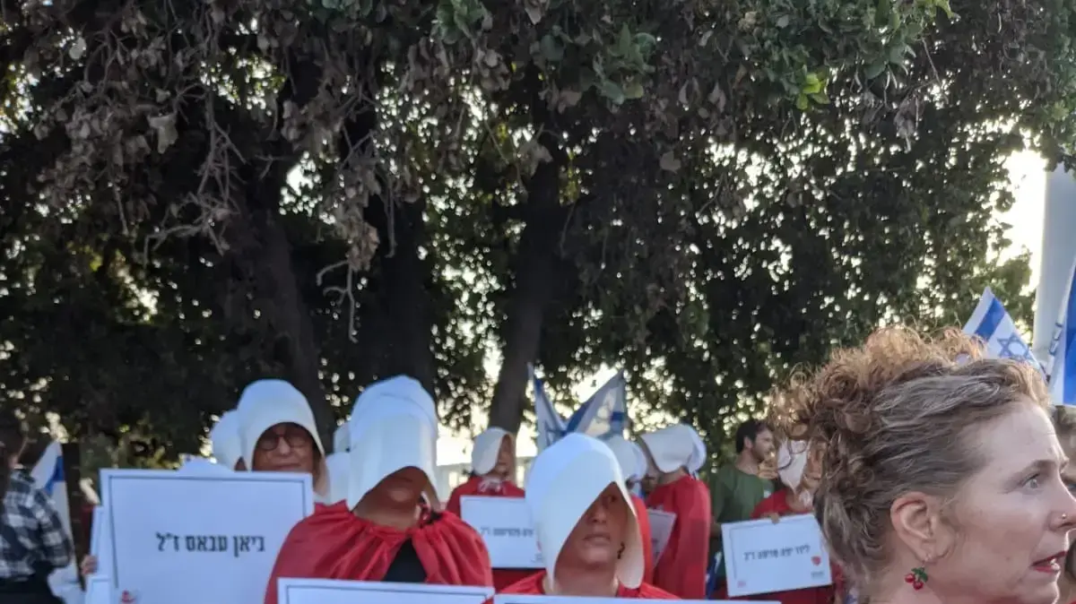 מפגינות נגד המהפכה המשפטית בצומת כרכור, 13 במאי 2023 מפגינות נגד המהפכה המשפטית בצומת כרכור, 13 במאי 2023