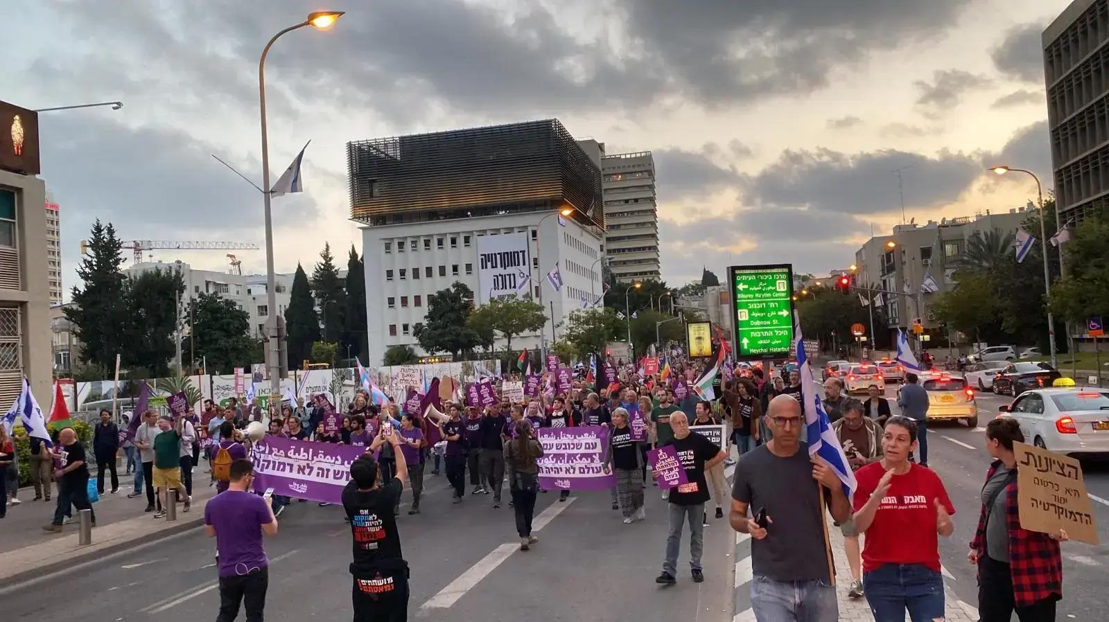 מפגינים נגד המהפכה המשפטית חוסמים את רחוב קפלן בתל אביב, 13 במאי 2023 מפגינים נגד המהפכה המשפטית חוסמים את רחוב קפלן בתל אביב, 13 במאי 2023