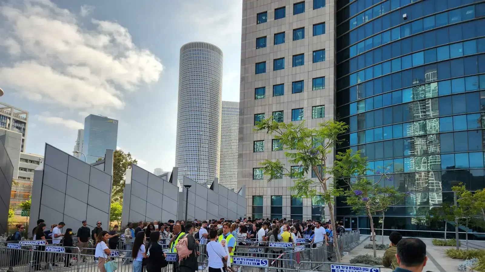 תור לחידוש דרכונים מחוץ ללשכת האוכלוסין וההגירה, ת"א, 14 במאי 2023 תור לחידוש דרכונים מחוץ ללשכת האוכלוסין וההגירה, ת"א, 14 במאי 2023