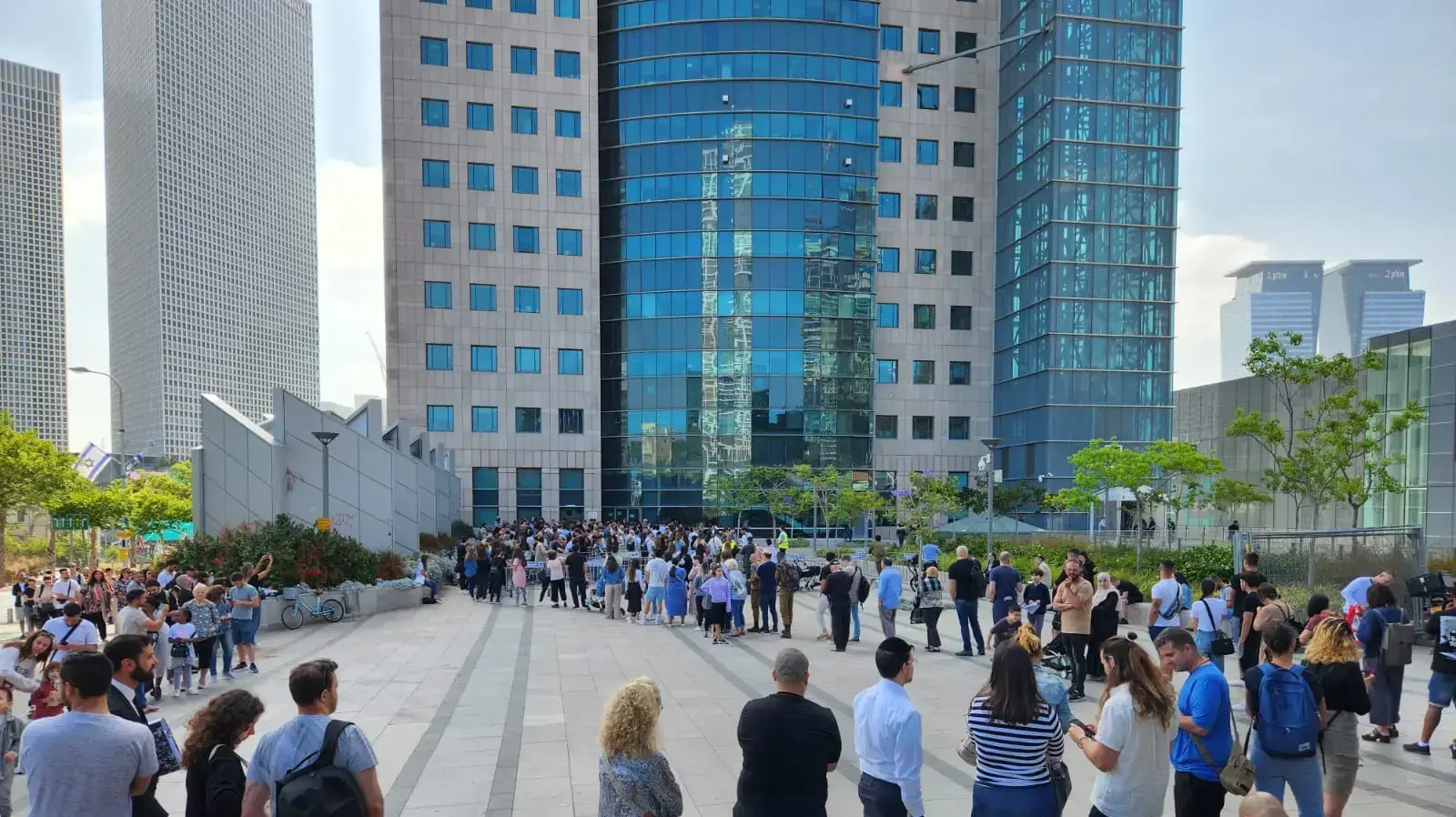 תור לחידוש דרכונים מחוץ ללשכת האוכלוסין וההגירה, ת"א, 14 במאי 2023 תור לחידוש דרכונים מחוץ ללשכת האוכלוסין וההגירה, ת"א, 14 במאי 2023