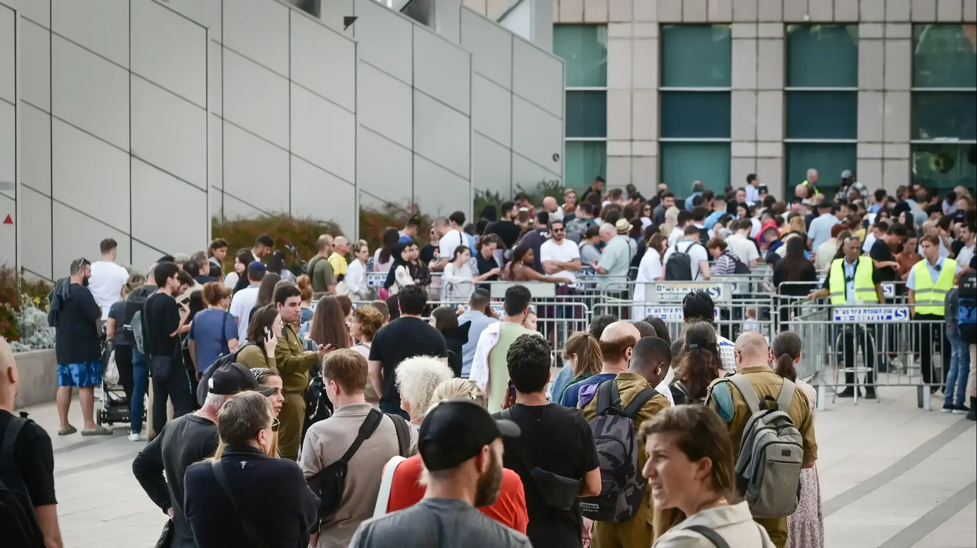 תור לחידוש דרכונים מחוץ ללשכת האוכלוסין וההגירה, ת"א, 14 במאי 2023 תור לחידוש דרכונים מחוץ ללשכת האוכלוסין וההגירה, ת"א, 14 במאי 2023