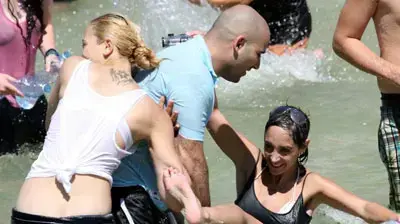 מלחמת מים בכיכר רבין 2007