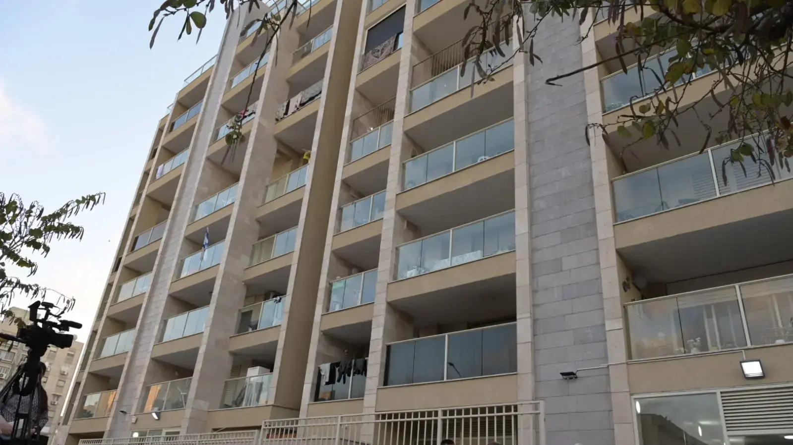 בן 7 נפצע קשה לאחר שנפל ממרפסת באשדוד, חשד: חברת הובלה פירקה את המעקה בן 7 נפצע קשה לאחר שנפל ממרפסת באשדוד, חשד: חברת הובלה פירקה את המעקה