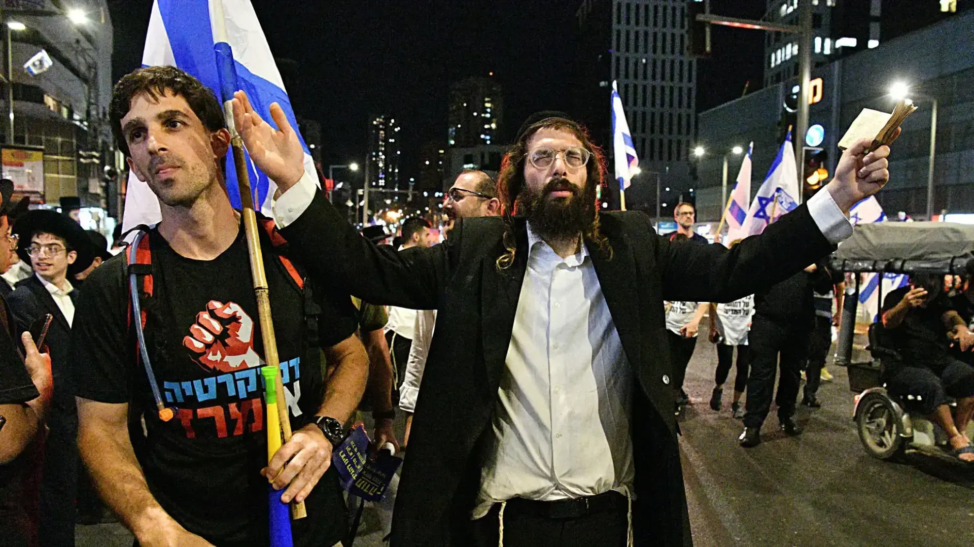 צעדת מחאה נגד העברת כספי מדינה לחברה החרדית, מקניון איילון לבני ברק. 17 במאי 2023 צעדת מחאה נגד העברת כספי מדינה לחברה החרדית, מקניון איילון לבני ברק. 17 במאי 2023