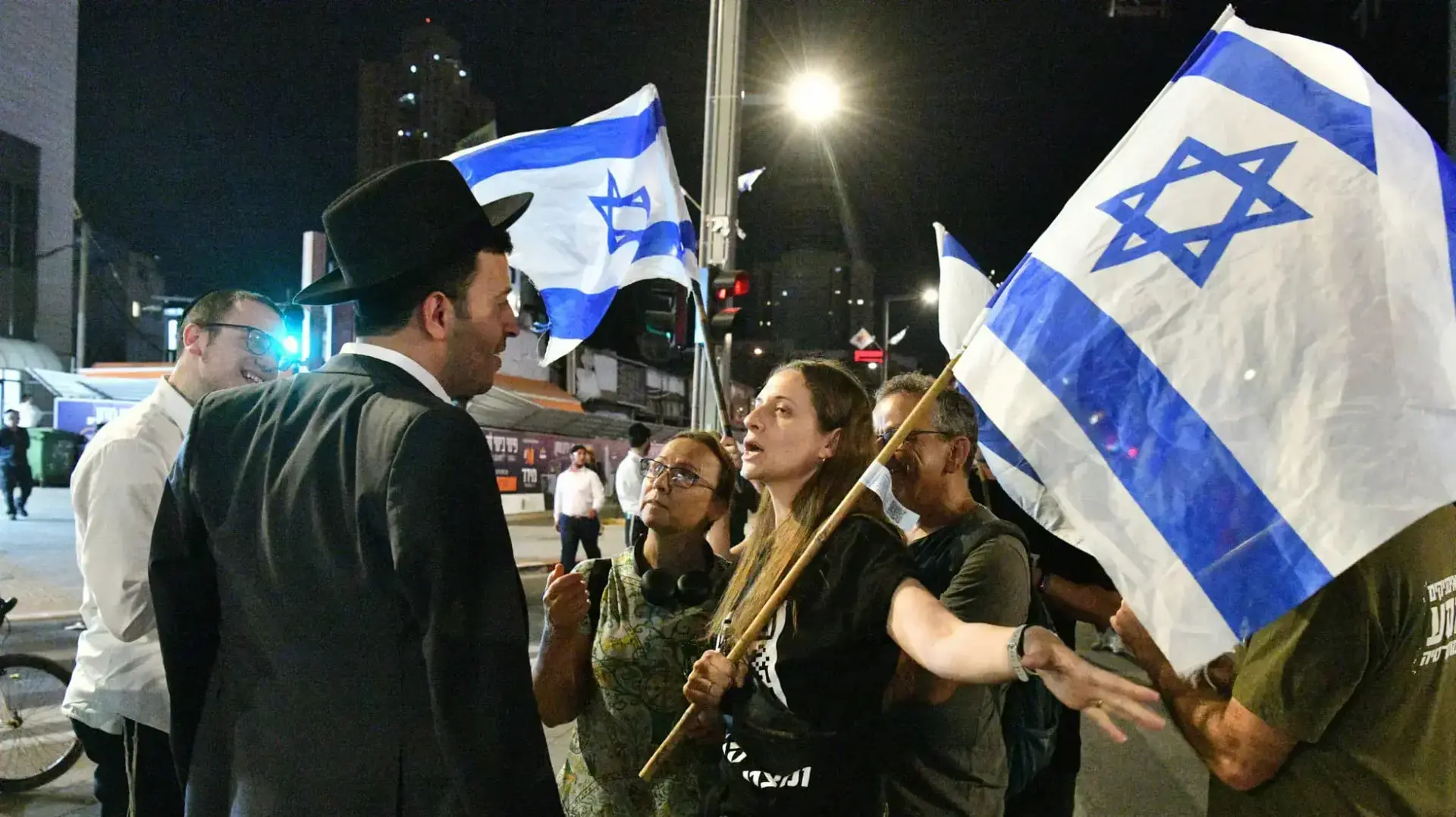 צעדת מחאה נגד העברת כספי מדינה לחברה החרדית, מקניון איילון לבני ברק. 17 במאי 2023 צעדת מחאה נגד העברת כספי מדינה לחברה החרדית, מקניון איילון לבני ברק. 17 במאי 2023