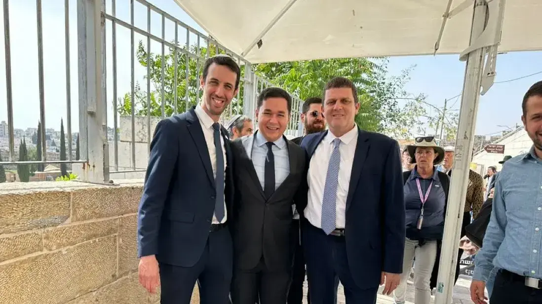החכים עמית הלוי, דן אילוז ואריאל קלנר מהליכוד בעליה הבוקר להר הבית. 18 במאי 2023 החכים עמית הלוי, דן אילוז ואריאל קלנר מהליכוד בעליה הבוקר להר הבית. 18 במאי 2023